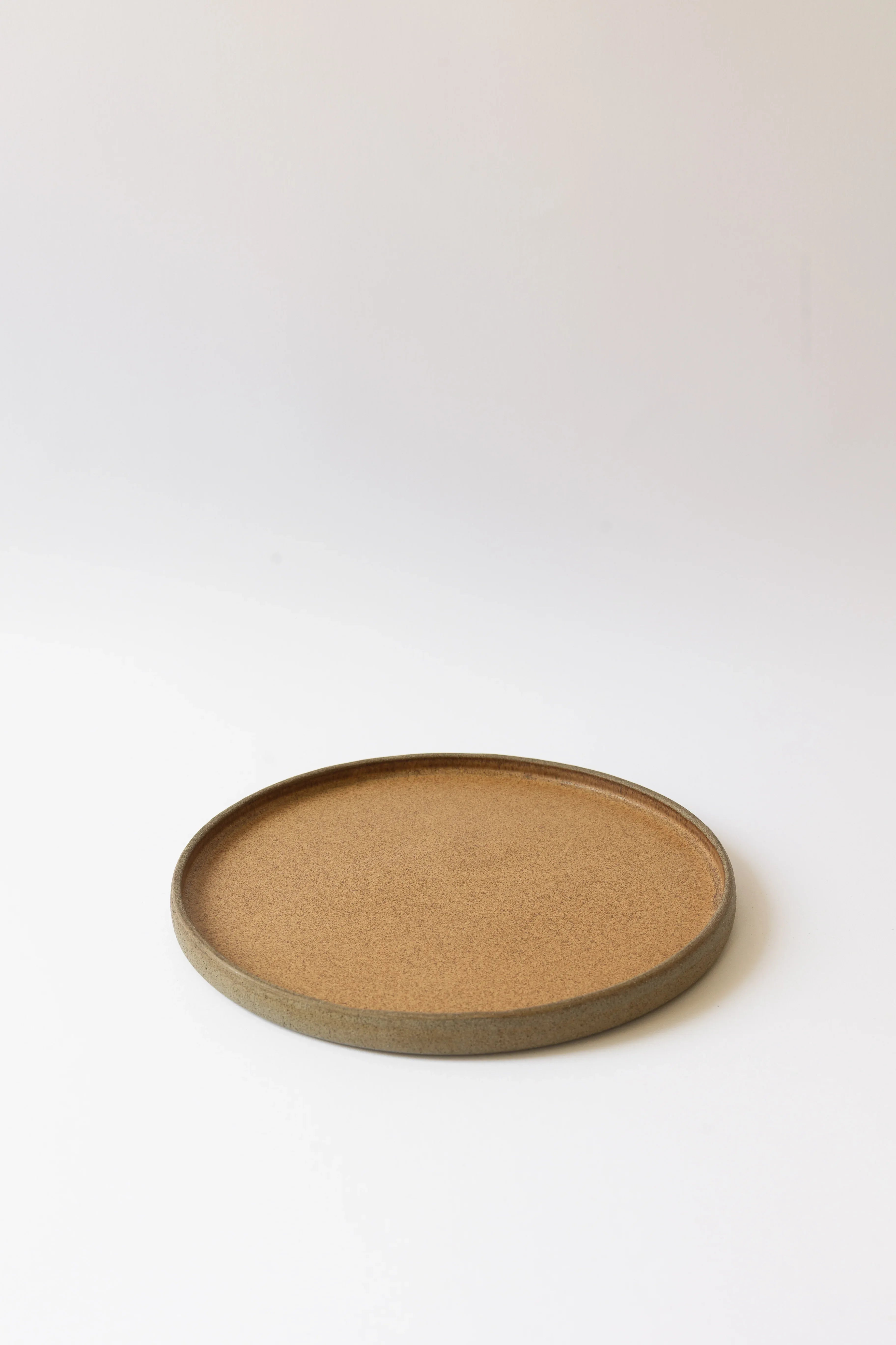 צלחת הגשה עם שפה נמוכה