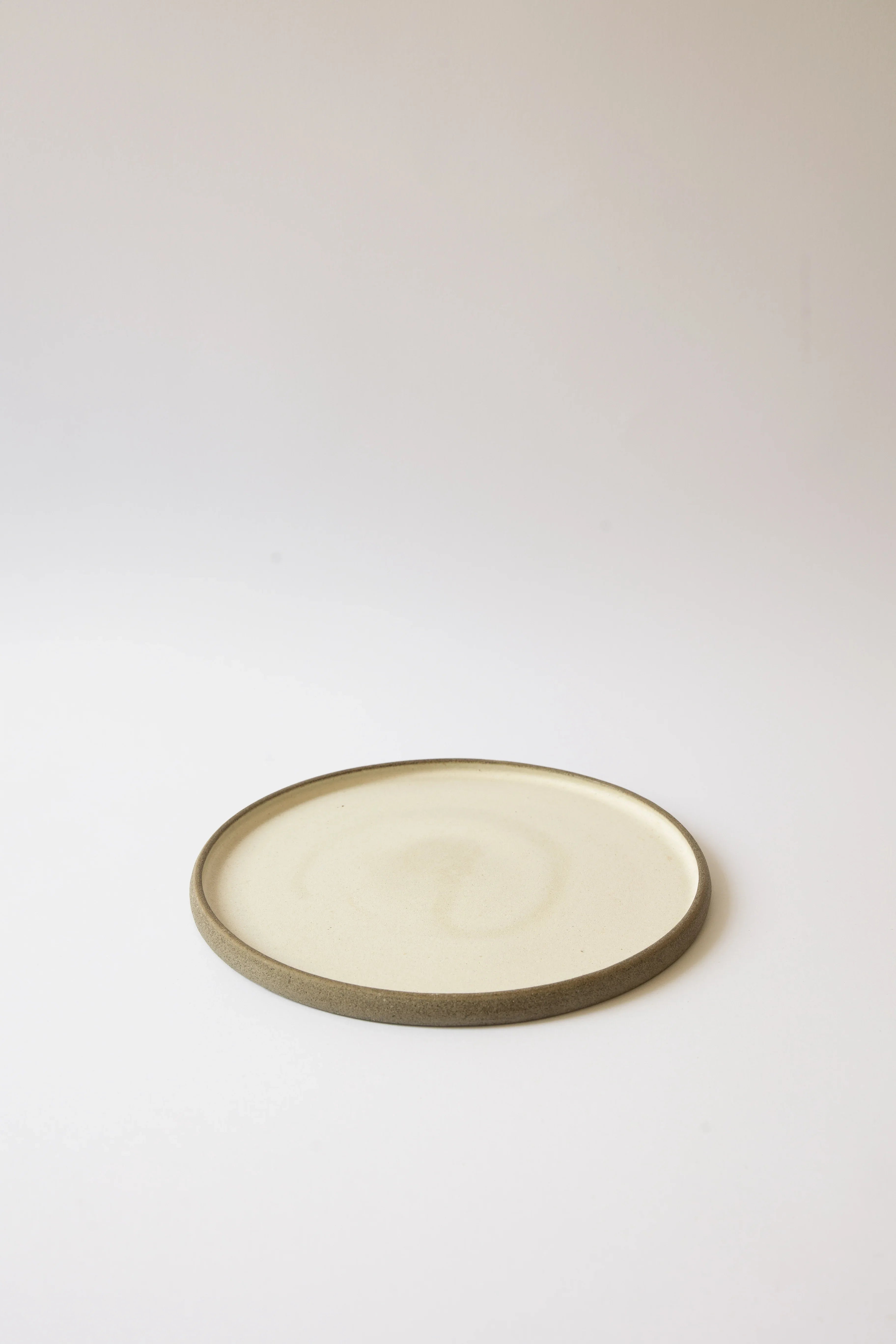 צלחת הגשה עם שפה נמוכה