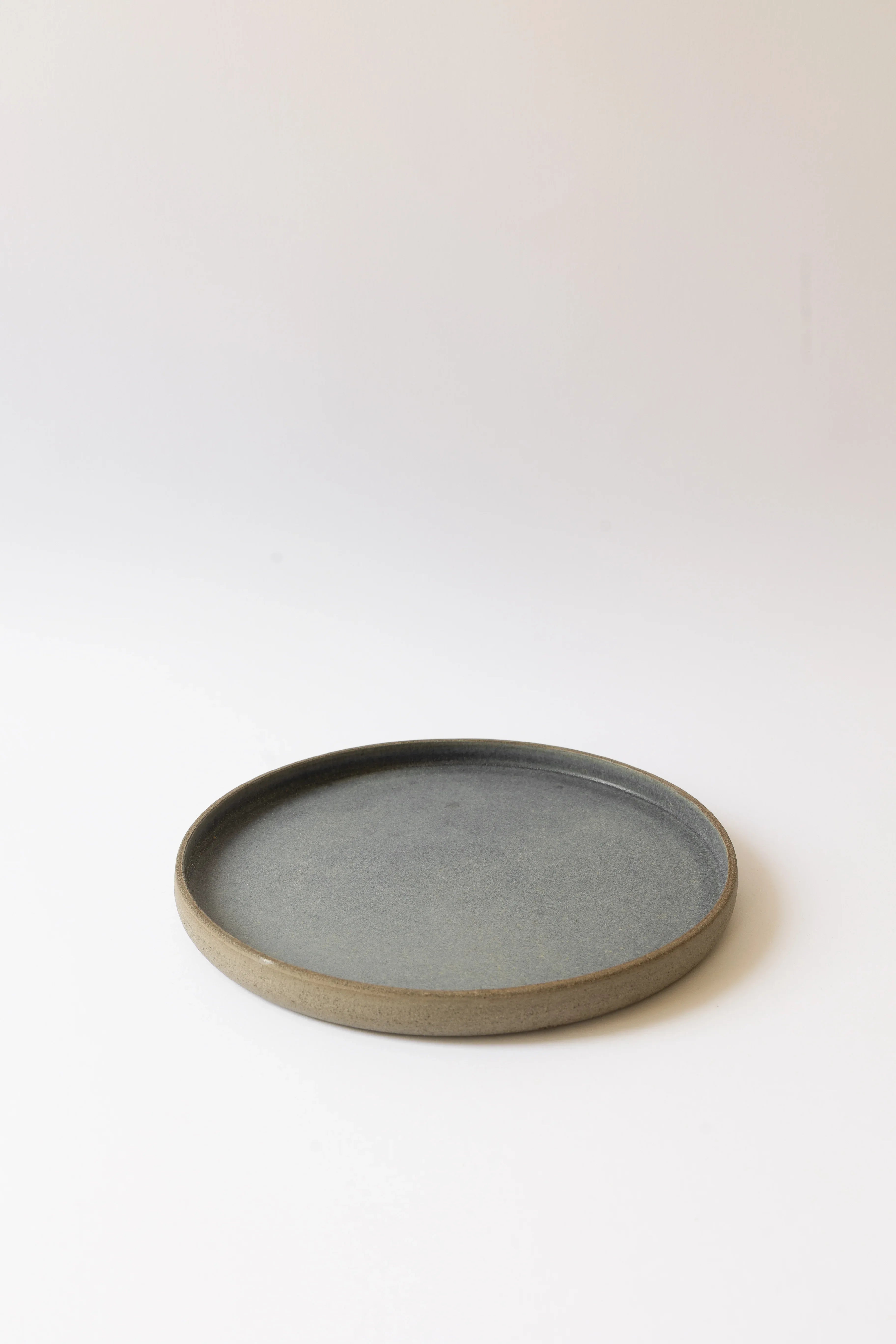 צלחת הגשה עם שפה נמוכה