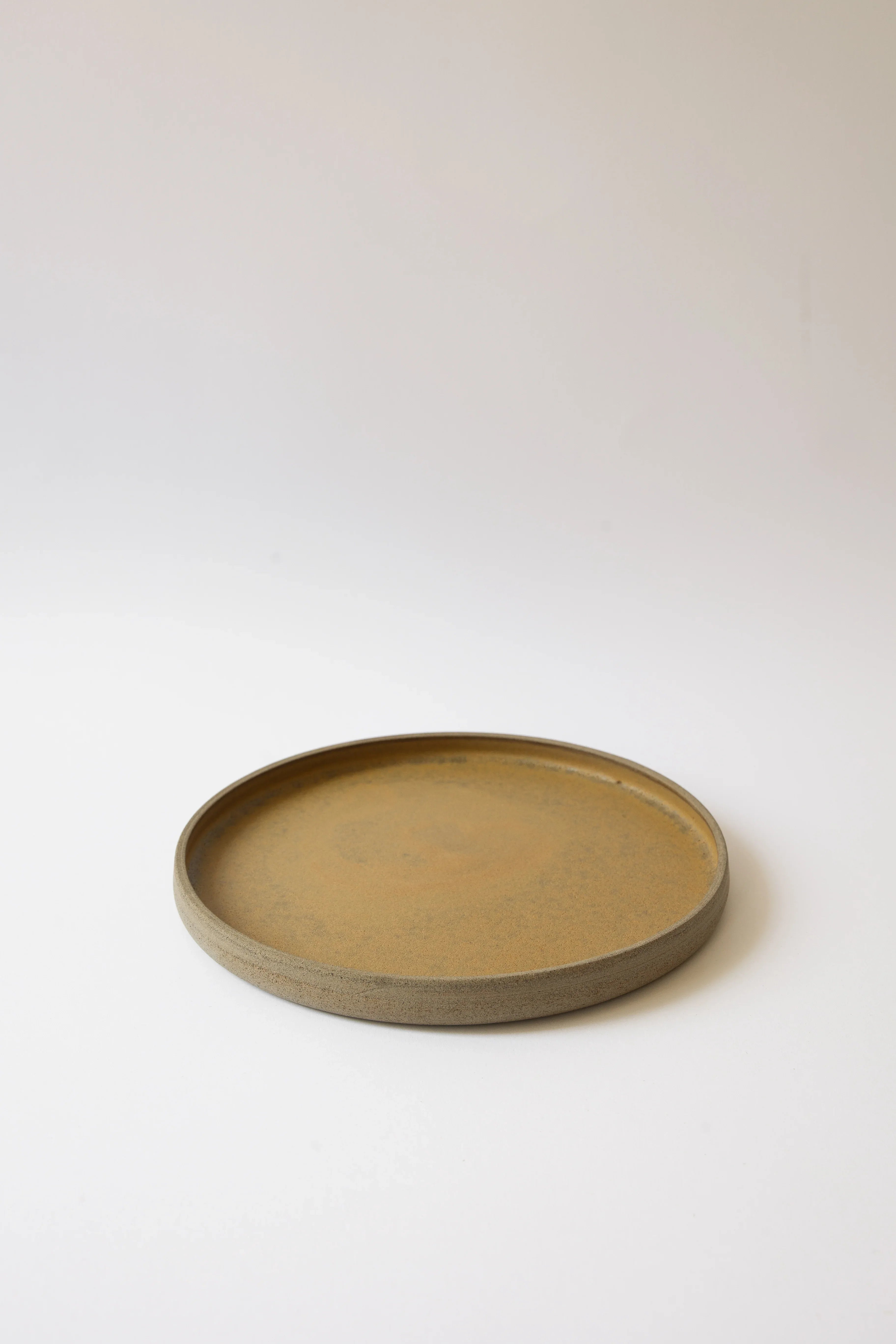 צלחת הגשה עם שפה נמוכה