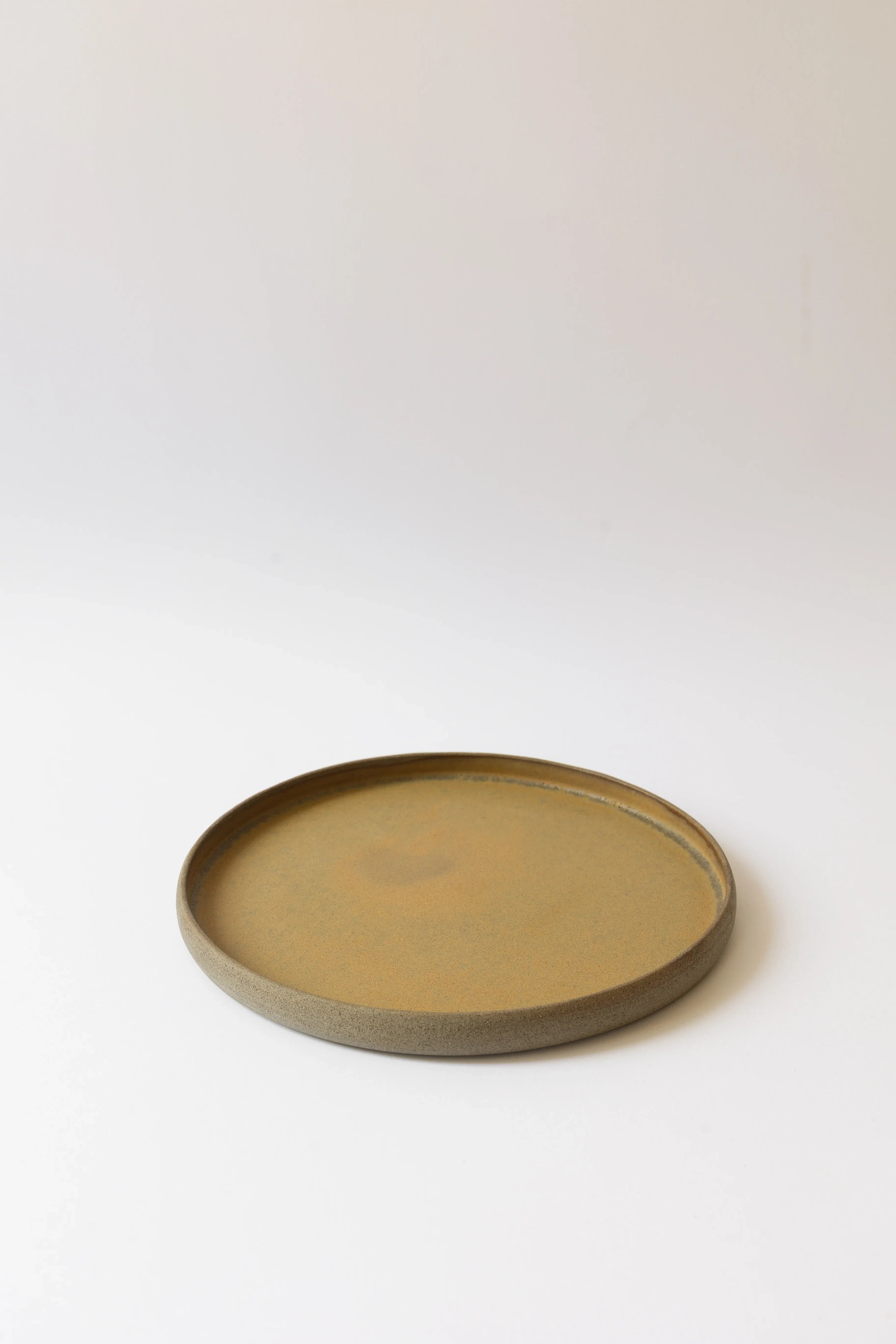 צלחת הגשה עם שפה נמוכה