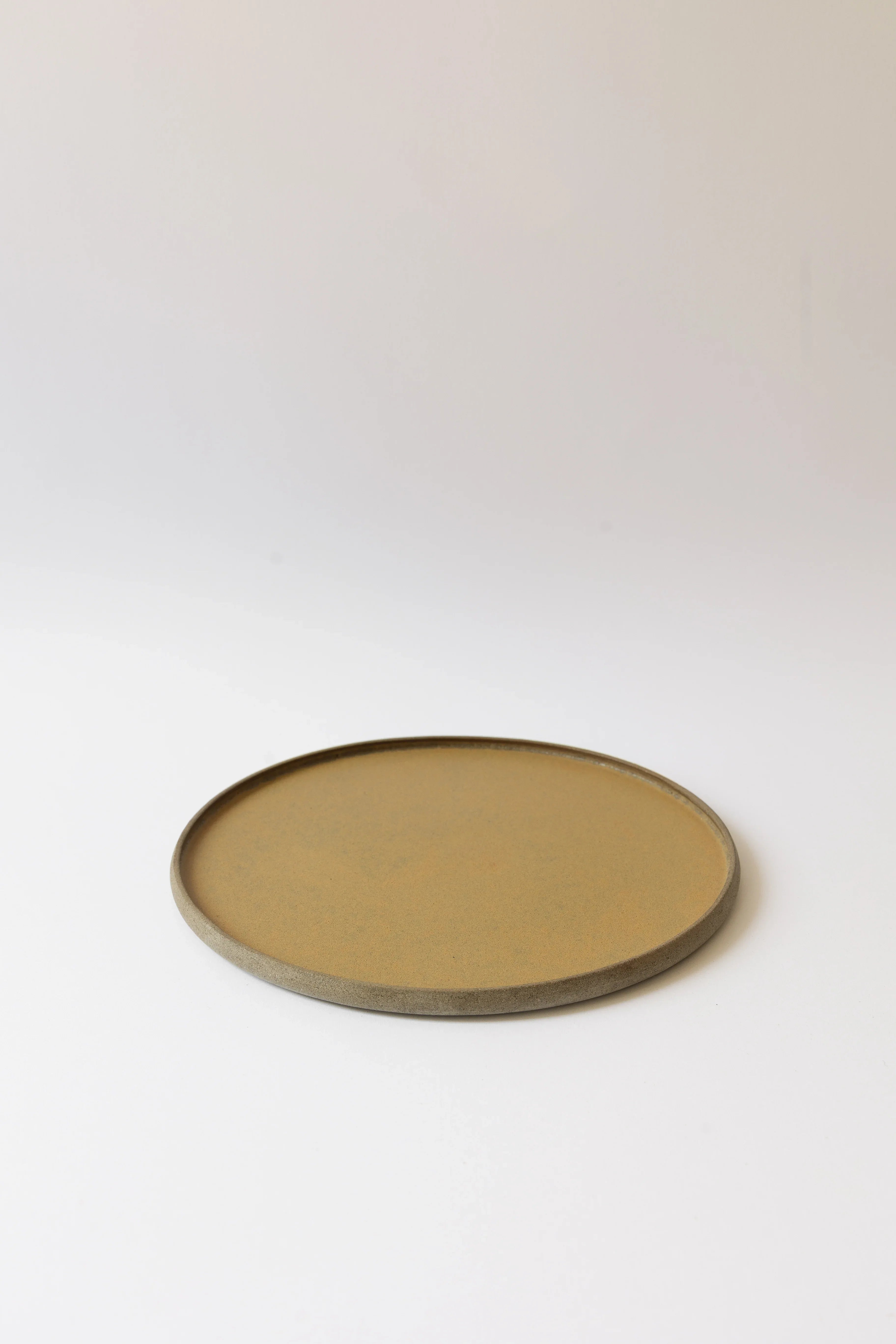 צלחת הגשה עם שפה נמוכה