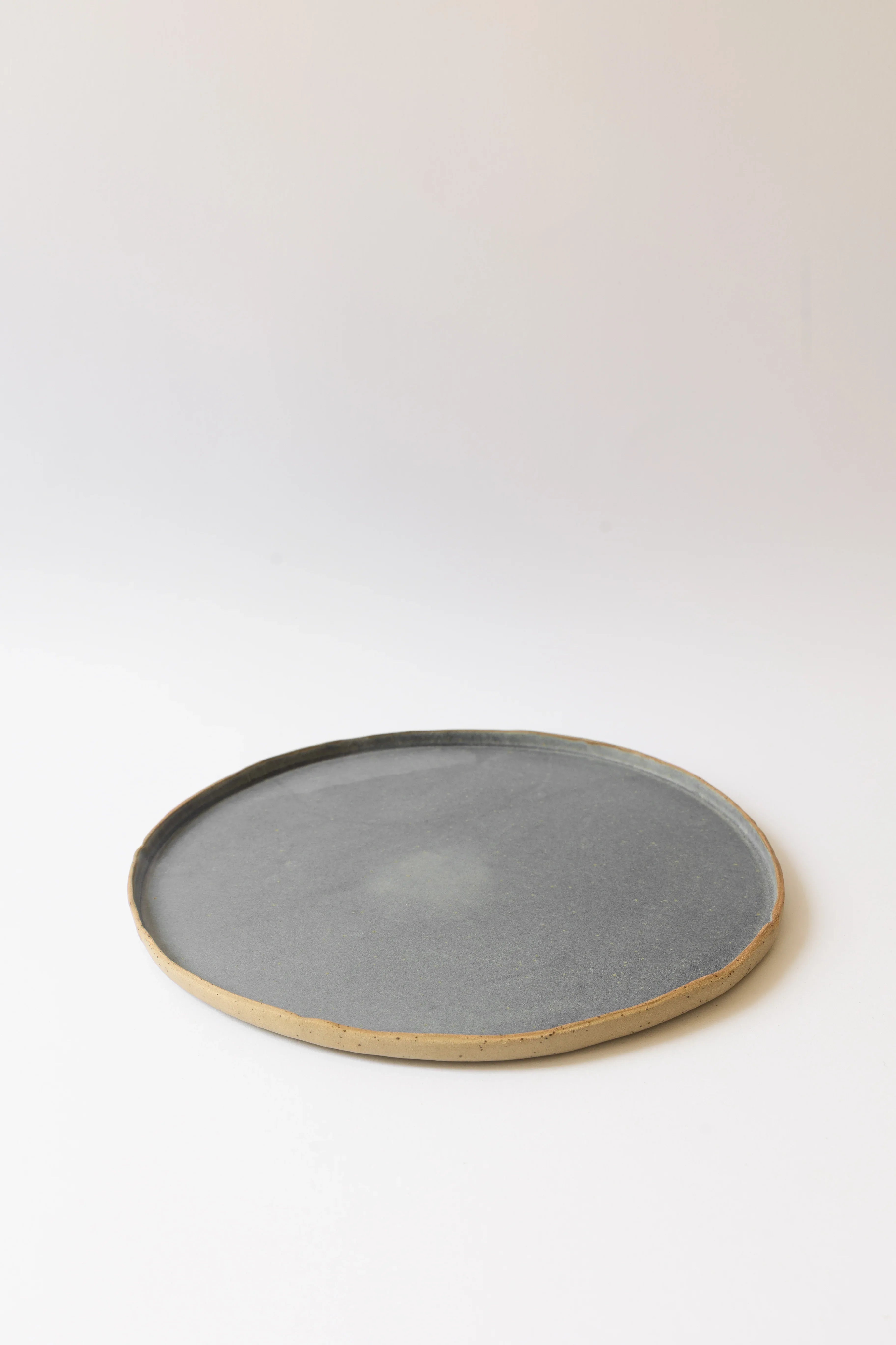 צלחת הגשה עם שפה נמוכה